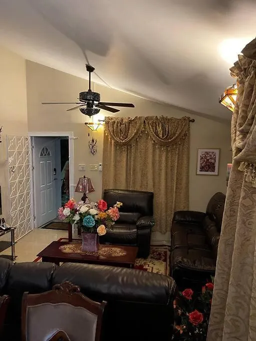 Tatil Evi Cheerful Two-Bedroom 1Bath, Wifi, Air Conditioning Montego Bay