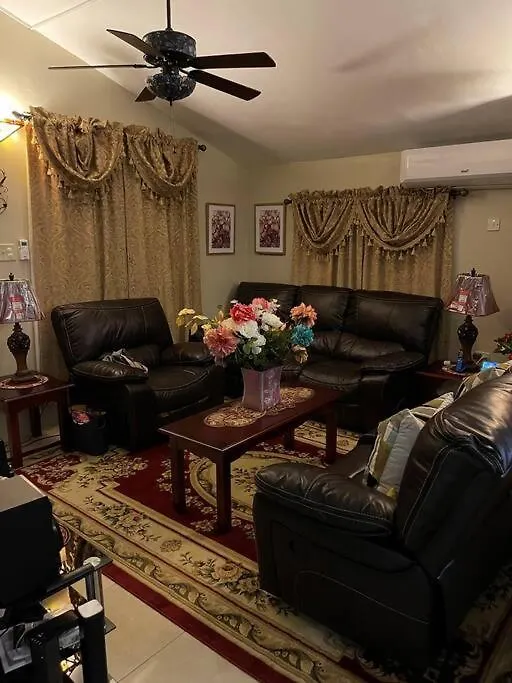 Tatil Evi Cheerful Two-Bedroom 1Bath, Wifi, Air Conditioning Montego Bay